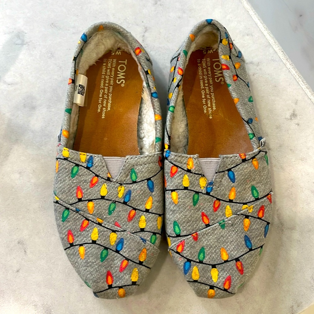 Tom’s glacier grey glow-in-the-dark holiday light shoes, size 5, slip on
